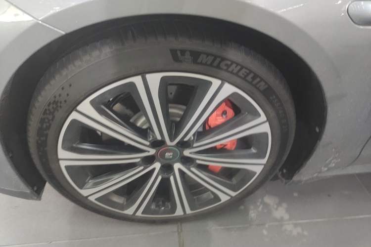 Used Nio ET7 2024 75 kWh Executive Signature Edition Left Front Wheel Hub
