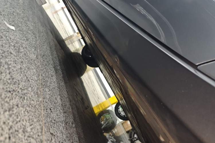 Used Nio ET7 2024 75 kWh Executive Signature Edition Left Side Sill