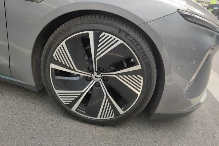 Used Nio ET7 2024 100kWh Executive Signature Edition Right Front Wheel Hub