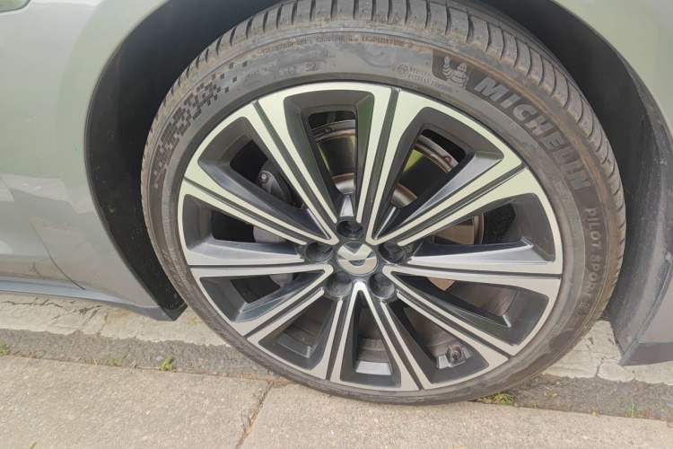 Used Nio ET7 2024 75 kWh Executive Signature Edition Right Front Wheel Hub