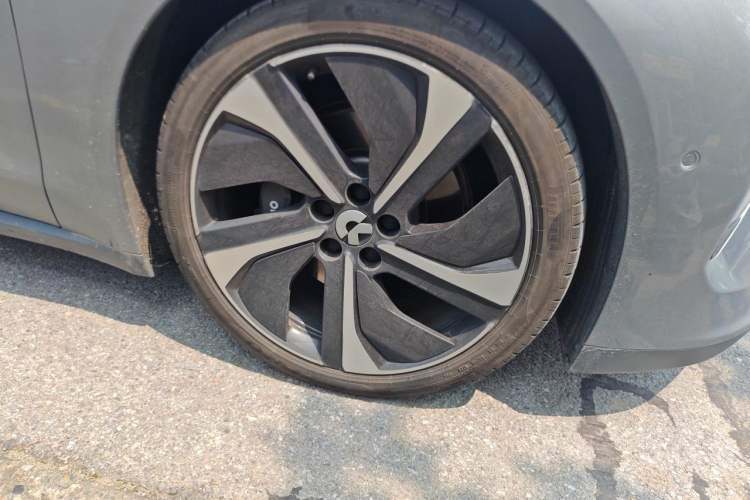 Used Nio ET7 2024 75 kWh Executive Signature Edition Right Front Wheel Hub