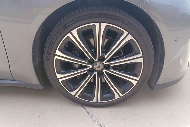 Used Nio ET7 2024 75 kWh Executive Signature Edition Right Front Wheel Hub