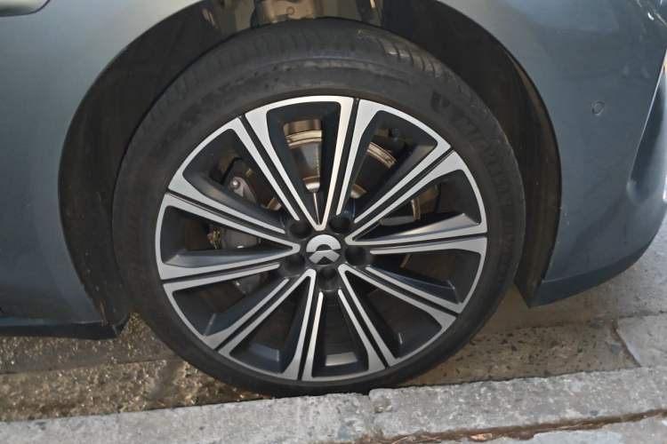 Used Nio ET7 2024 75 kWh Executive Signature Edition Right Front Wheel Hub