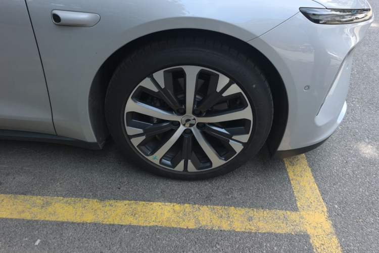 Used Nio ET7 2024 75 kWh Executive Edition Right Front Wheel Hub