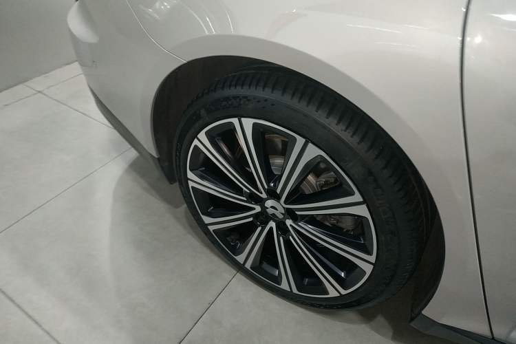 Used Nio ET7 2024 75 kWh Executive Signature Edition Right Rear Wheel Hub
