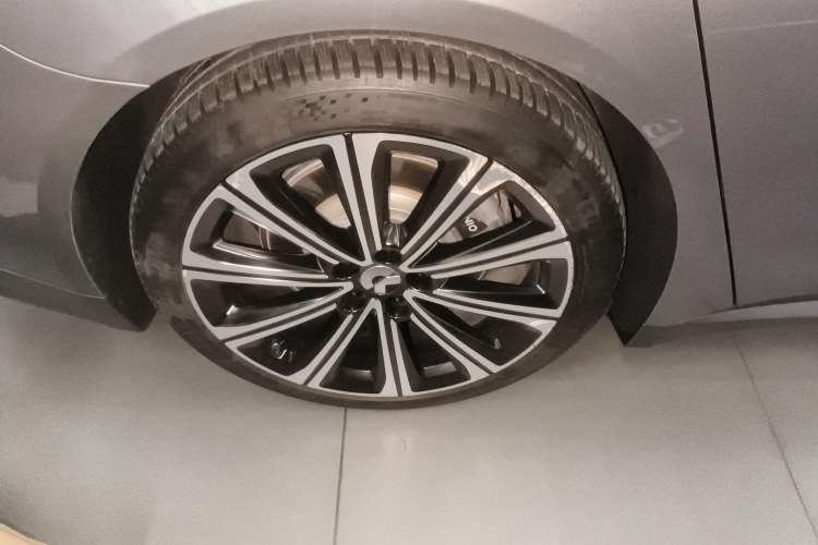 Used Nio ET7 2024 75 kWh Executive Signature Edition Right Rear Wheel Hub