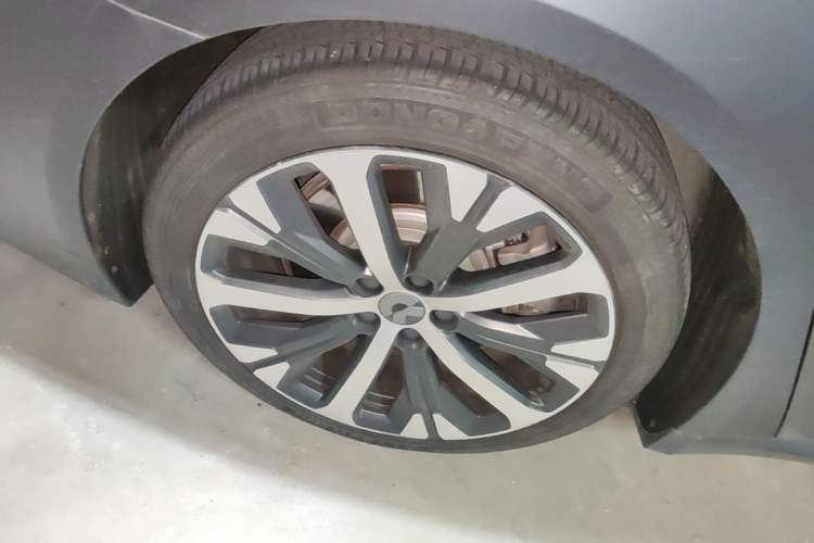 Used Nio ET7 2024 75 kWh Executive Signature Edition Right Rear Wheel Hub