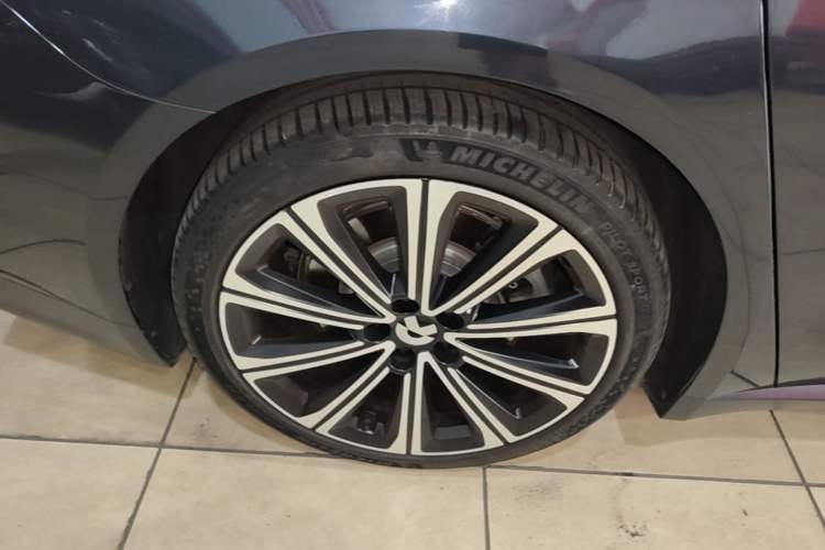 Used Nio ET7 2024 75 kWh Executive Signature Edition Right Rear Wheel Hub