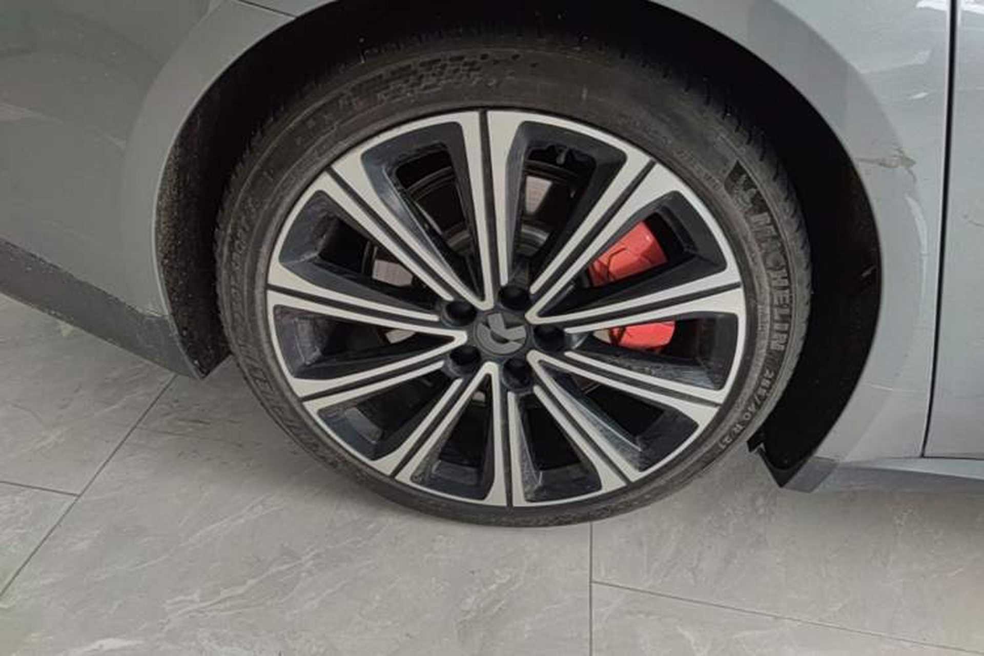Used Nio ET7 2024 75 kWh Executive Signature Edition Right Rear Wheel Hub