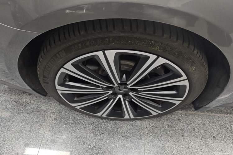 Used Nio ET7 2024 75 kWh Executive Signature Edition Right Rear Wheel Hub