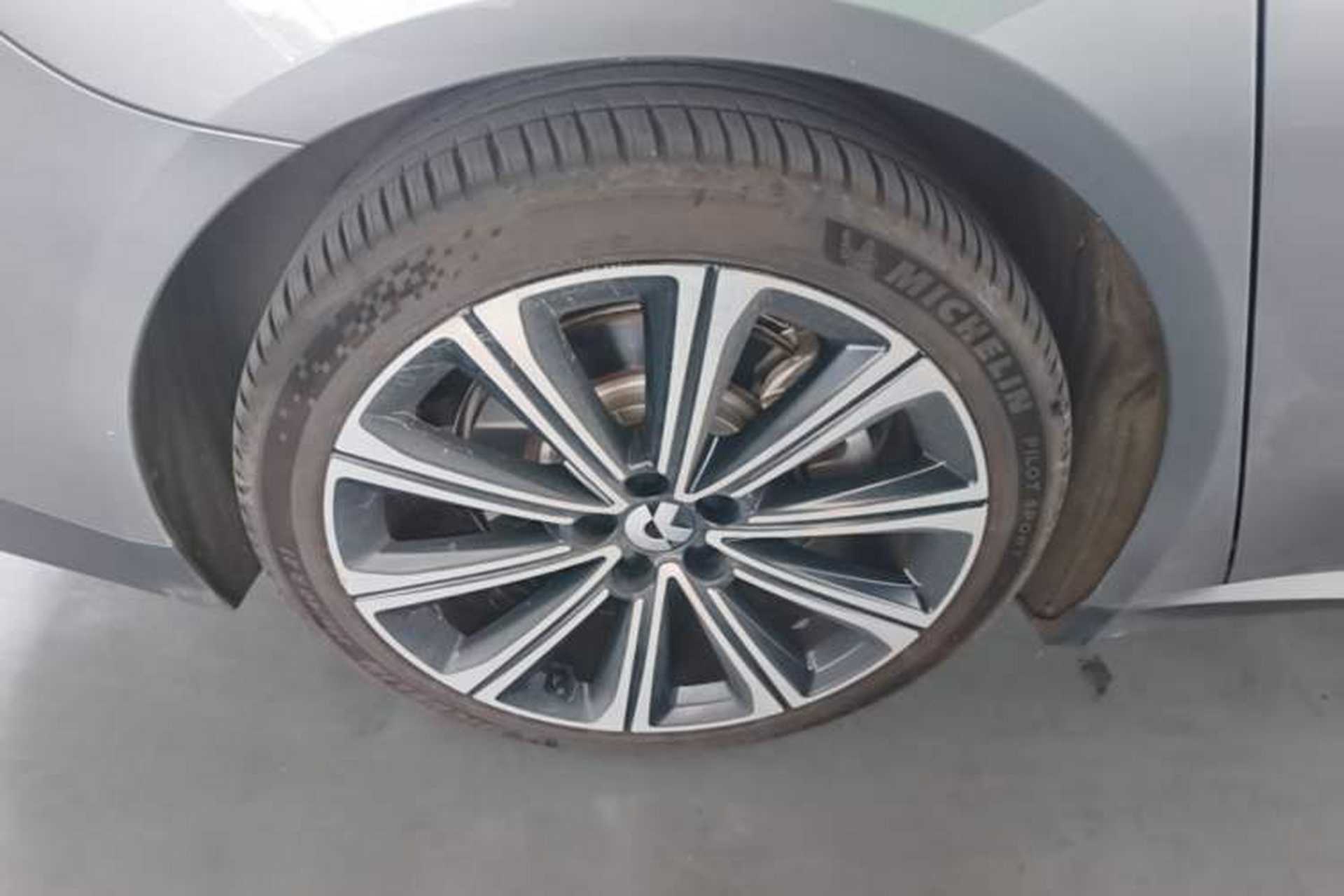 Used Nio ET7 2024 75 kWh Executive Signature Edition Right Rear Wheel Hub