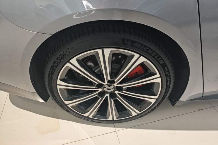Used Nio ET7 2024 75 kWh Executive Signature Edition Right Rear Wheel Hub