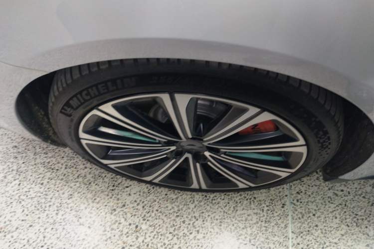 Used Nio ET7 2024 75 kWh Executive Signature Edition Right Rear Wheel Hub