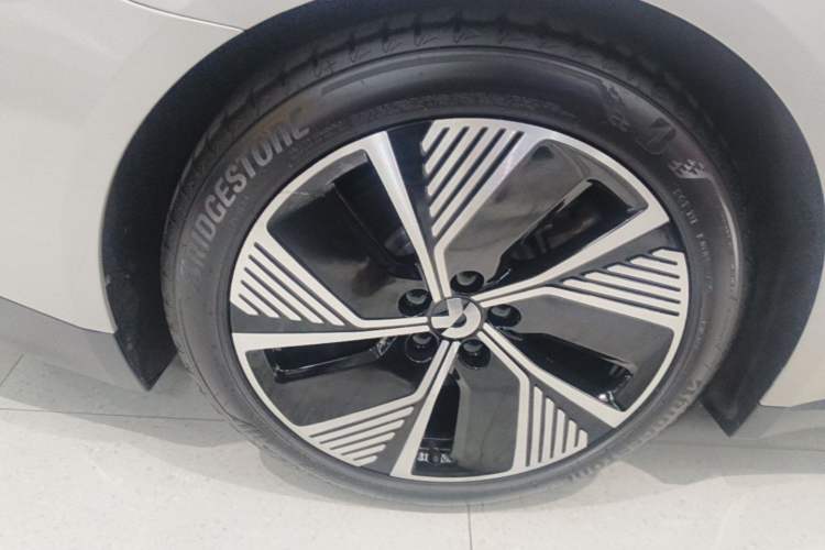 Used Nio ET7 2024 75 kWh Executive Edition Right Rear Wheel Hub
