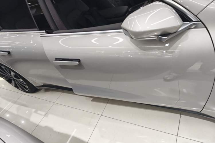 Used Nio ET7 2024 75 kWh Executive Signature Edition Right Side Sill