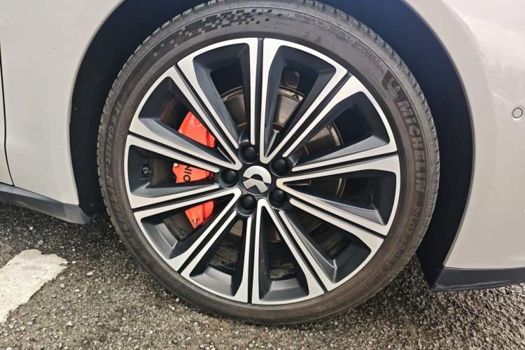 Used Nio ET7 2024 75 kWh Executive Signature Edition Right Front Wheel Hub