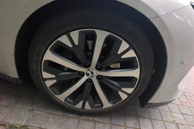 Used Nio ET7 2024 75 kWh Executive Edition Right Front Wheel Hub
