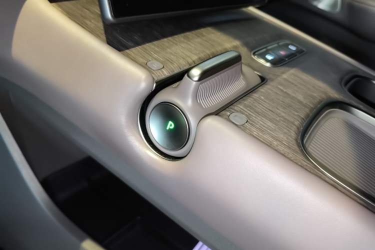 Used Nio ET7 2024 75 kWh Executive Edition Gear Lever