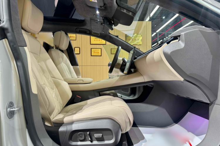 Used Nio ET7 2024 75 kWh Executive Signature Edition Interior 8