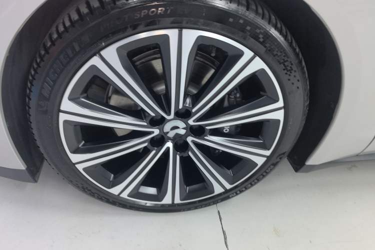 Used Nio ET7 2024 75 kWh Executive Signature Edition Left Front Wheel Hub