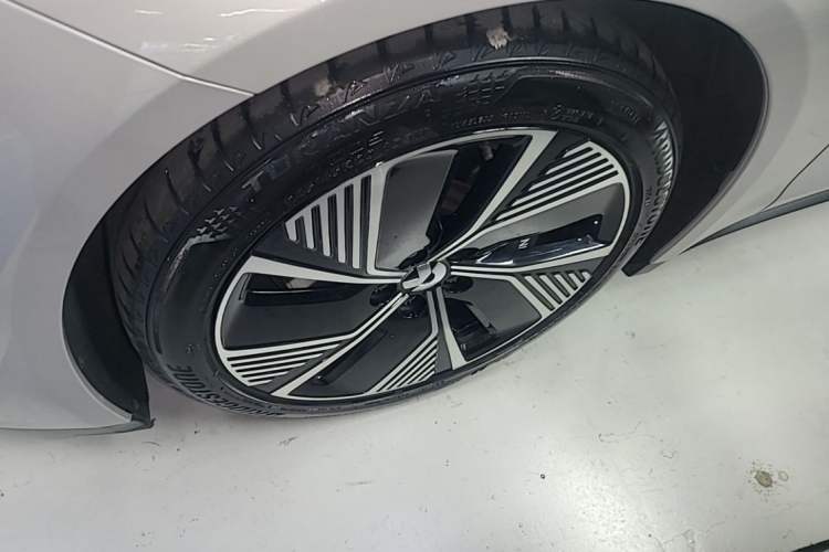 Used Nio ET7 2024 75 kWh Executive Edition Left Front Wheel Hub