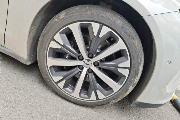 Used Nio ET7 2024 75 kWh Executive Edition Right Front Wheel Hub