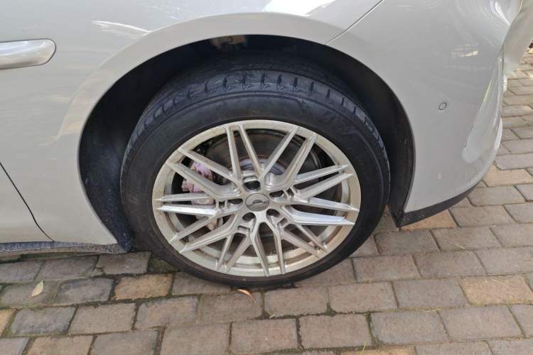 Used Nio ET7 2024 75 kWh Executive Edition Right Front Wheel Hub