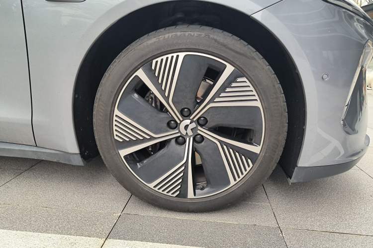 Used Nio ET7 2024 75 kWh Executive Edition Right Front Wheel Hub