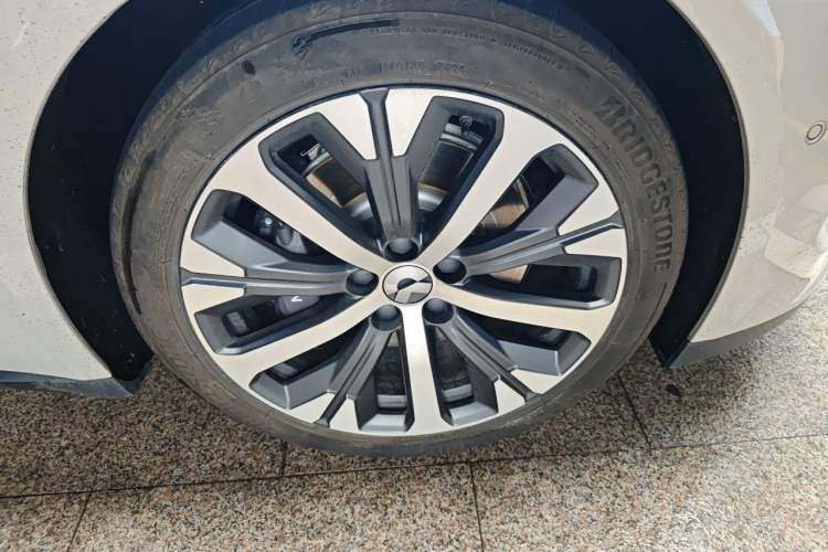 Used Nio ET7 2024 75 kWh Executive Edition Right Front Wheel Hub