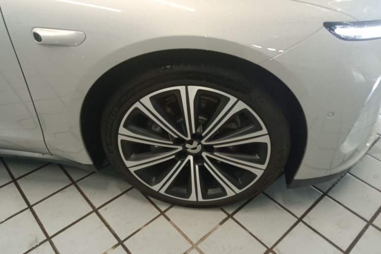 Used Nio ET7 2024 75 kWh Executive Edition Right Front Wheel Hub