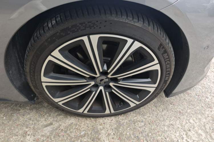 Used Nio ET7 2024 75 kWh Executive Signature Edition Right Front Wheel Hub