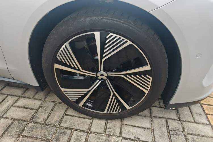Used Nio ET7 2024 75 kWh Executive Edition Right Front Wheel Hub