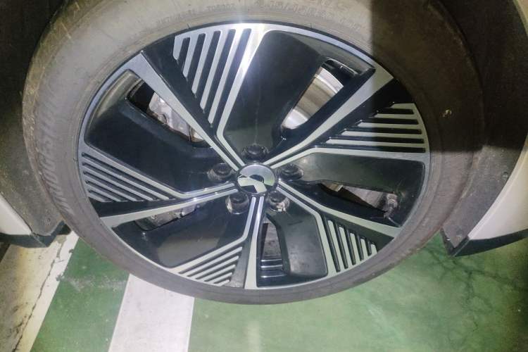 Used Nio ET7 2024 75 kWh Executive Edition Right Front Wheel Hub