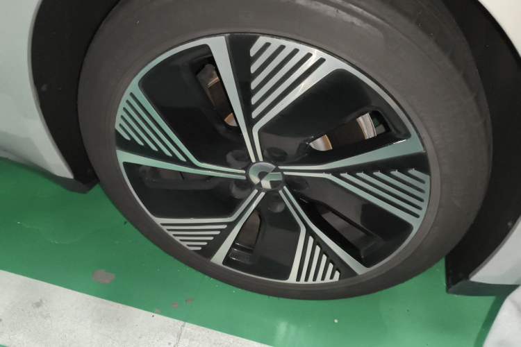 Used Nio ET7 2024 75 kWh Executive Edition Right Front Wheel Hub