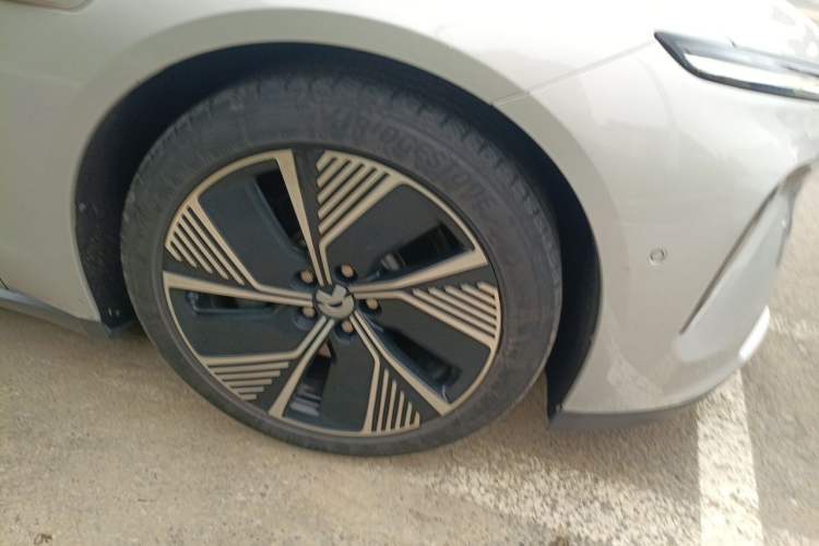 Used Nio ET7 2024 75 kWh Executive Edition Right Front Wheel Hub
