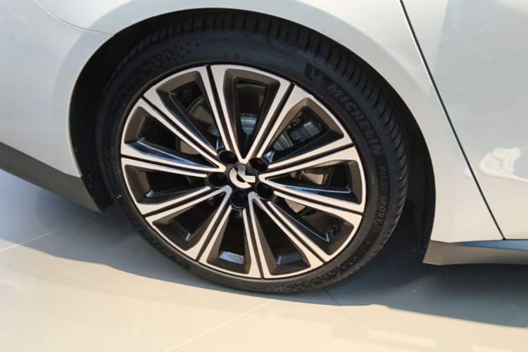 Used Nio ET7 2024 75 kWh Executive Signature Edition Right Rear Wheel Hub