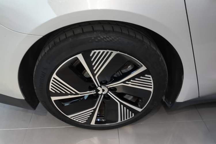 Used Nio ET7 2024 75 kWh Executive Edition Right Rear Wheel Hub