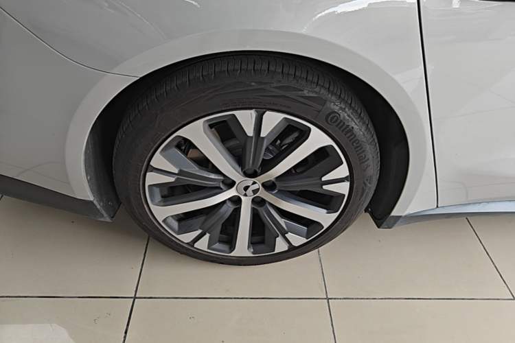 Used Nio ET7 2024 75 kWh Executive Edition Right Rear Wheel Hub
