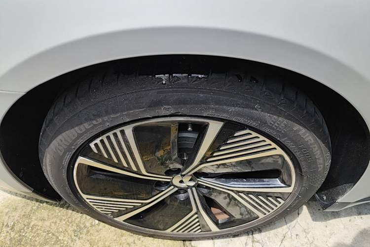 Used Nio ET7 2024 75 kWh Executive Edition Right Rear Wheel Hub