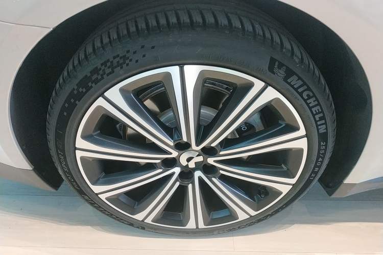 Used Nio ET7 2024 75 kWh Executive Signature Edition Right Rear Wheel Hub