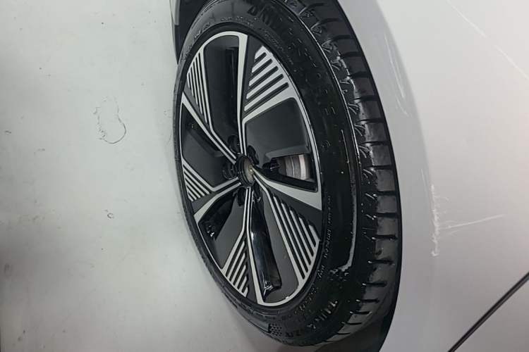 Used Nio ET7 2024 75 kWh Executive Edition Right Rear Wheel Hub