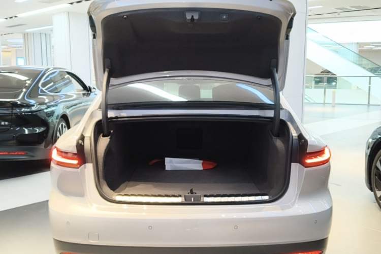 Used Nio ET7 2024 75 kWh Executive Signature Edition Trunk