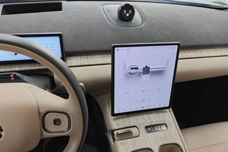 Used Nio ET7 2024 75 kWh Executive Edition Audio And AC Panel