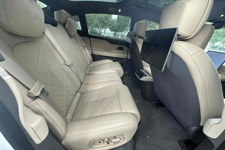 Used Nio ET7 2024 75 kWh Executive Signature Edition Interior 8
