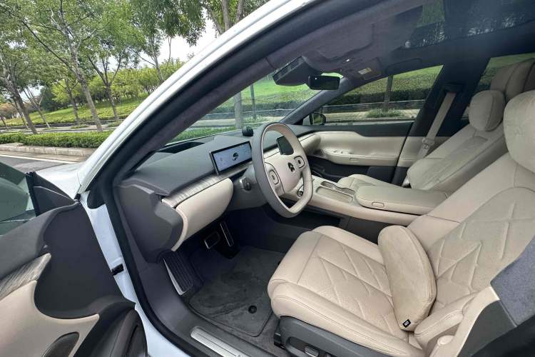 Used Nio ET7 2024 75 kWh Executive Signature Edition Interior 9