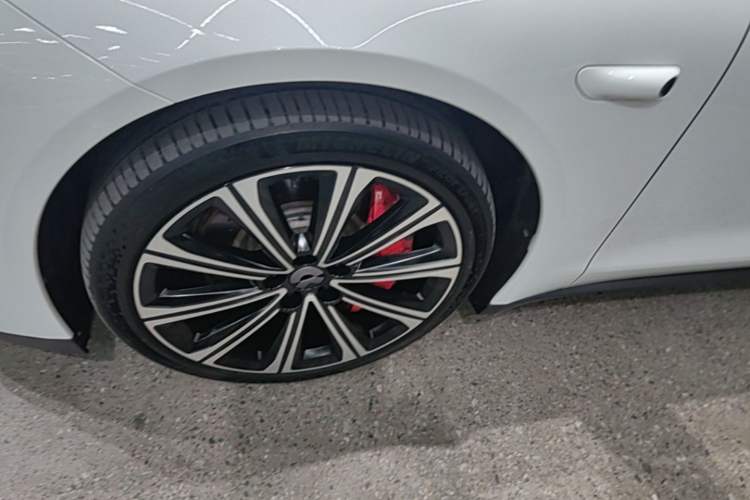Used Nio ET7 2024 75 kWh Executive Signature Edition Left Front Wheel Hub