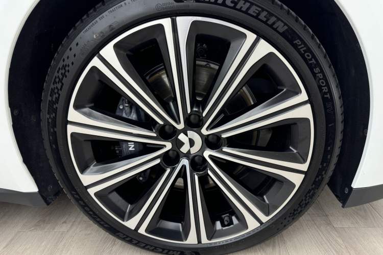 Used Nio ET7 2024 75 kWh Executive Signature Edition Left Front Wheel Hub