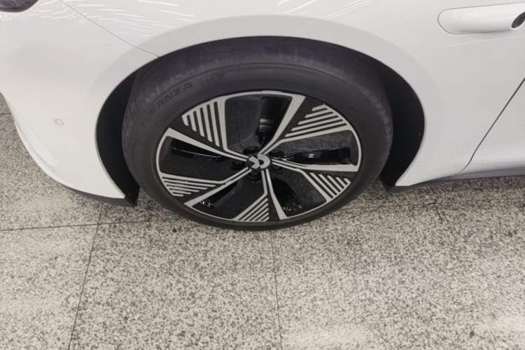 Used Nio ET7 2024 75 kWh Executive Edition Left Front Wheel Hub