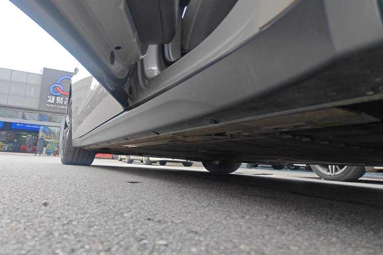 Used Nio ET7 2024 75 kWh Executive Signature Edition Left Side Sill