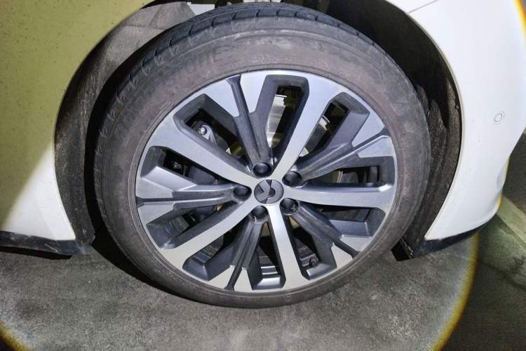 Used Nio ET7 2024 75 kWh Executive Edition Right Front Wheel Hub
